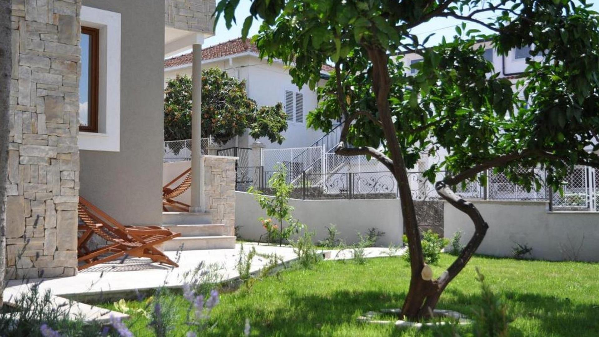 Villa Lucica โตรกีร์ ภายนอก รูปภาพ