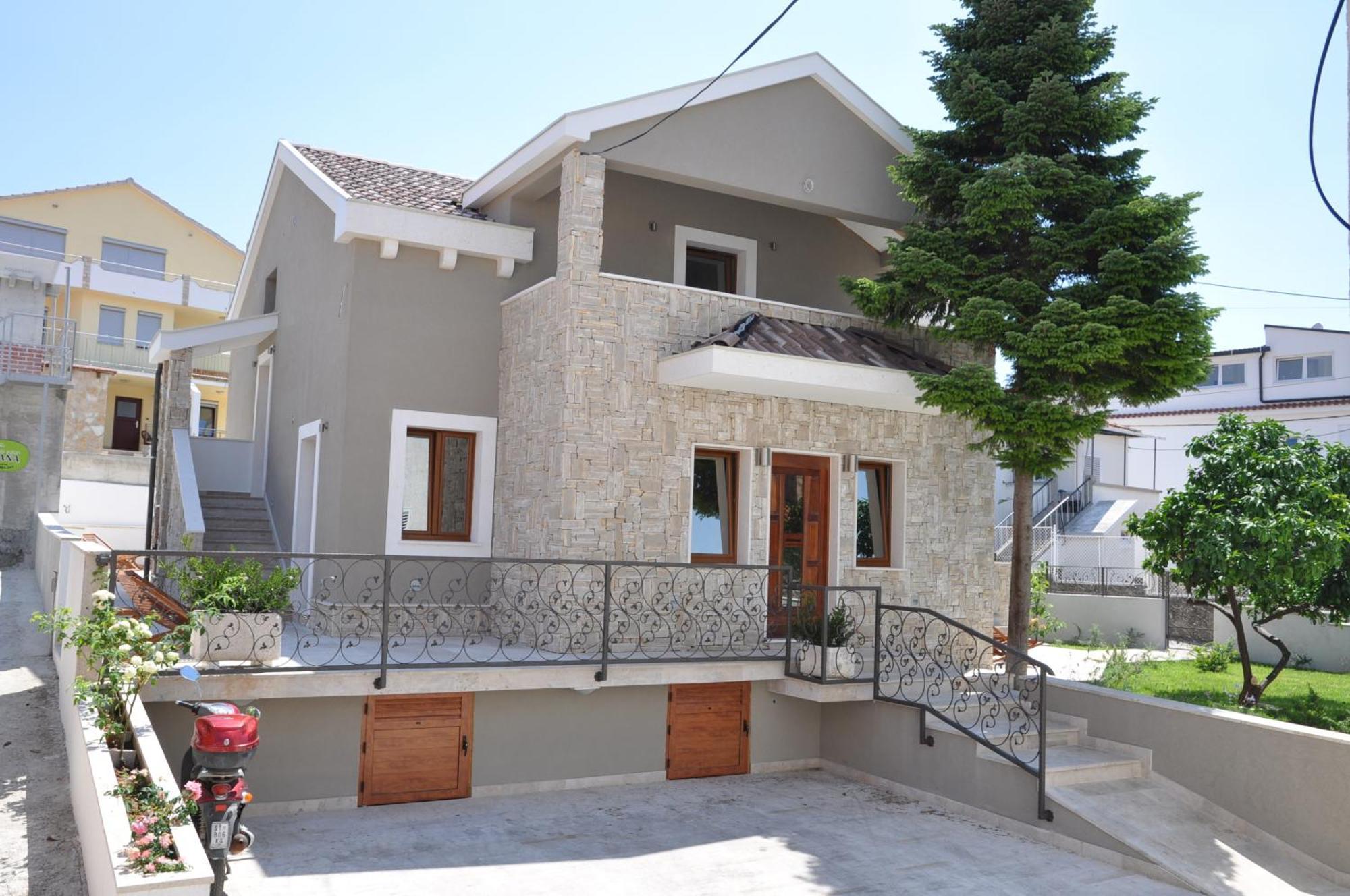 Villa Lucica โตรกีร์ ภายนอก รูปภาพ